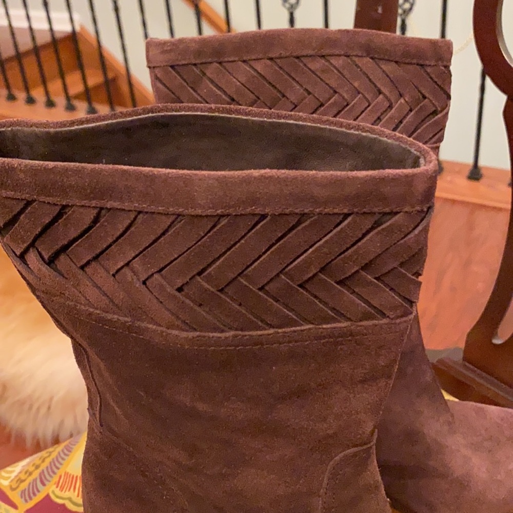 UGG Brown suede boots. EUC. Size 9. - Picture 3 of 9